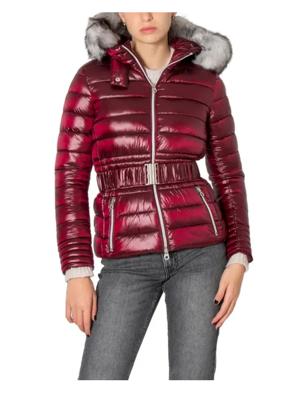 Rote gesteppte Damen-Pufferjacke mit Kapuze Rote gesteppte Damen-Pufferjacke mit Kapuze