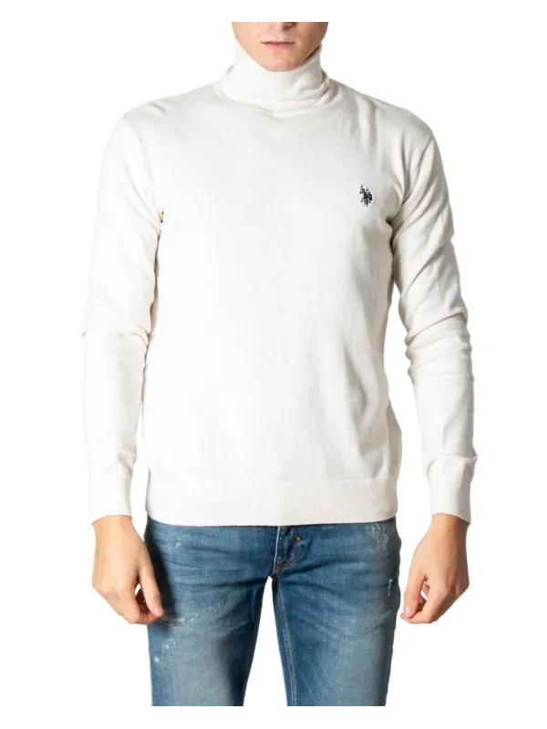 Mann trägt weißes Polo-Hochkragen-Shirt Mann trägt weißes Polo-Hochkragen-Shirt