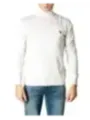 Mann trägt weißes Polo-Hochkragen-Shirt