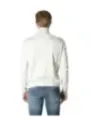 Mann trägt weißes Rollkragenpullover Jeans