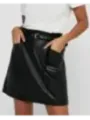 Schwarzer Lederrock mit weißem Shirt